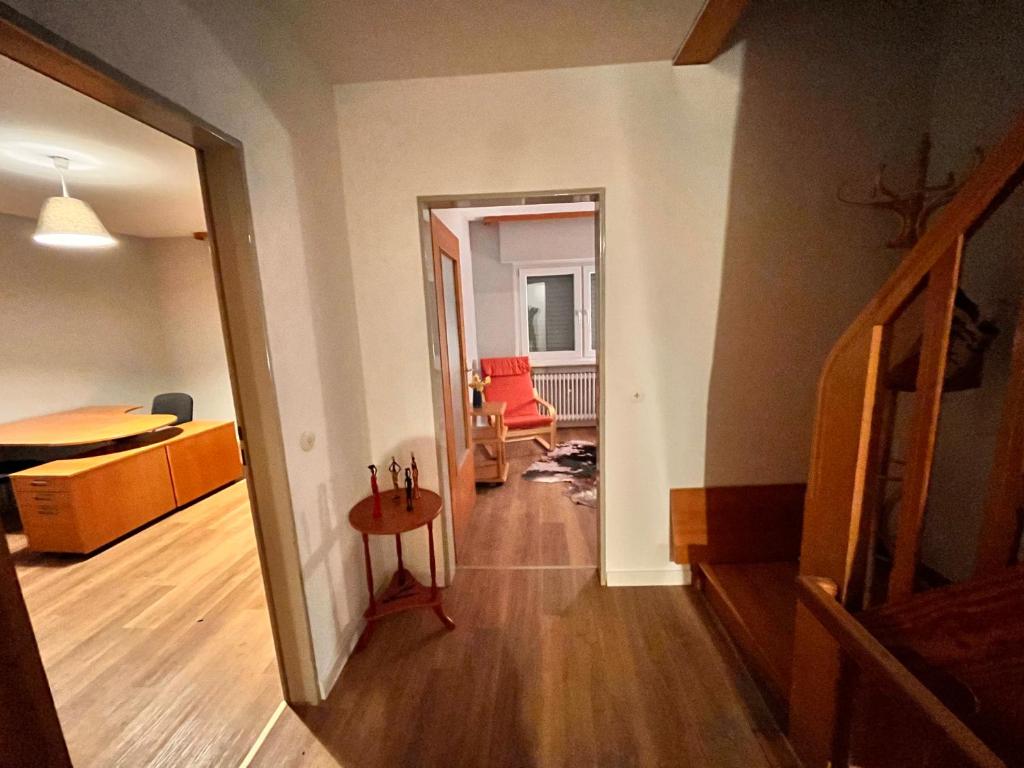 Villa Cafi - Monteur Room في Gründau: ممر غرفة معيشة مع طاولة وكراسي