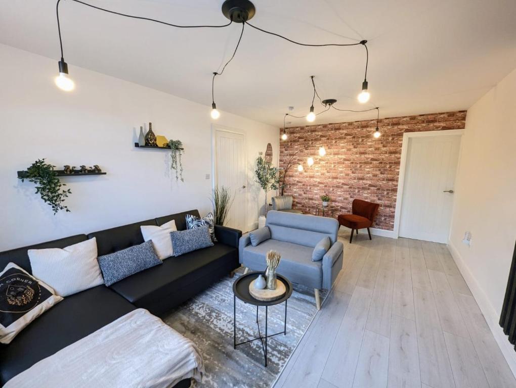 6 bedroom house 10 beds Motorway/Parking, Ashton in Makerfield