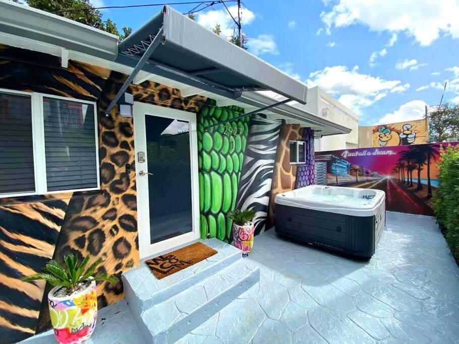 迈阿密Unique Miami Art Escape w/ HotTub, Arcade & Murals的前方设有浴缸的建筑