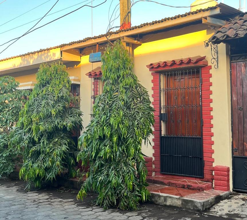 une maison avec trois arbres devant elle dans l'établissement Apartamento Los Monges, à León