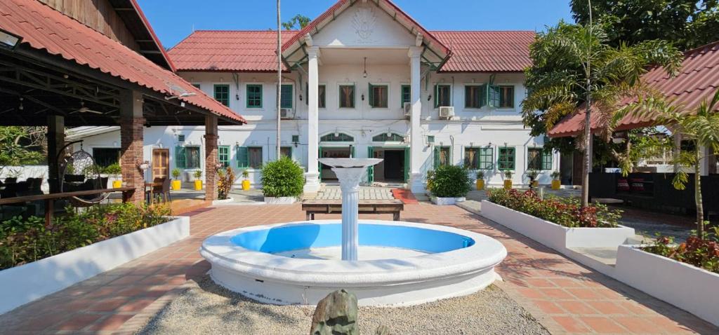 琅勃拉邦的住宿－薩拜迪旅館，建筑物庭院中的喷泉