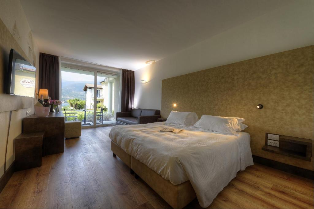 Een bed of bedden in een kamer bij Bella Hotel & Restaurant with private dock for mooring boats