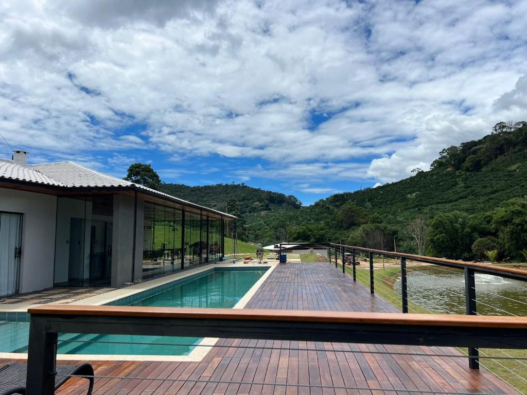 Aussicht von der Terrasse eines Hauses mit Pool in der Unterkunft Sítio São Mateus in Caparaó