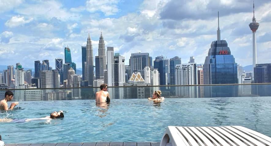 Bazén v ubytování Regalia Suites KLCC View Rooftop Infinity Pool by Angkasa Homes nebo v jeho okolí