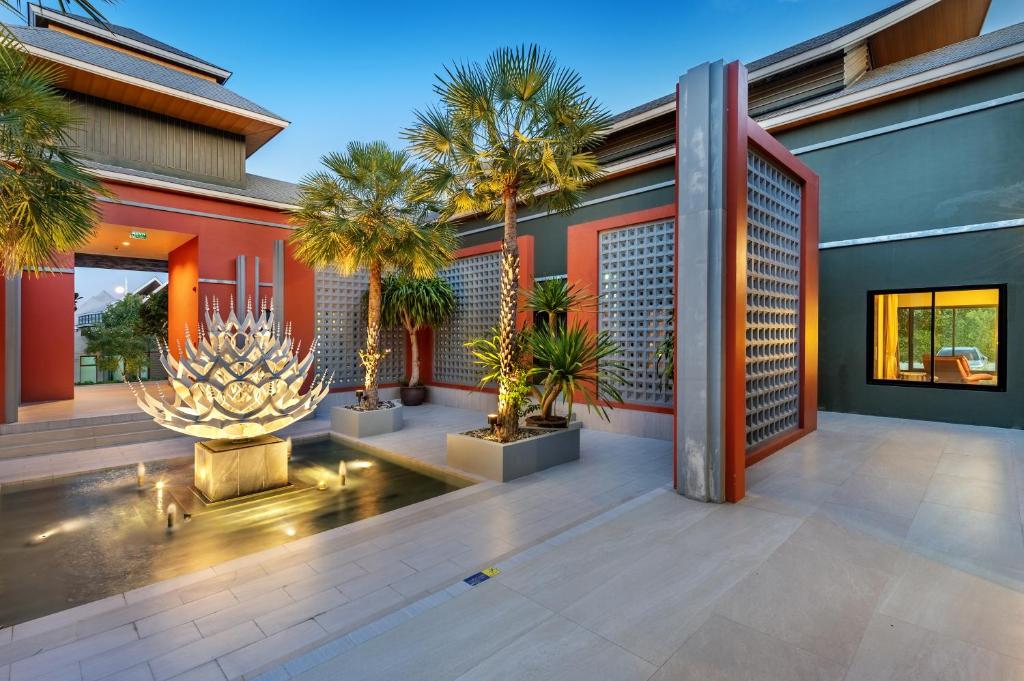 Bazén v ubytování Phukalini Luxury Pool Villa & Onsen nebo v jeho okolí