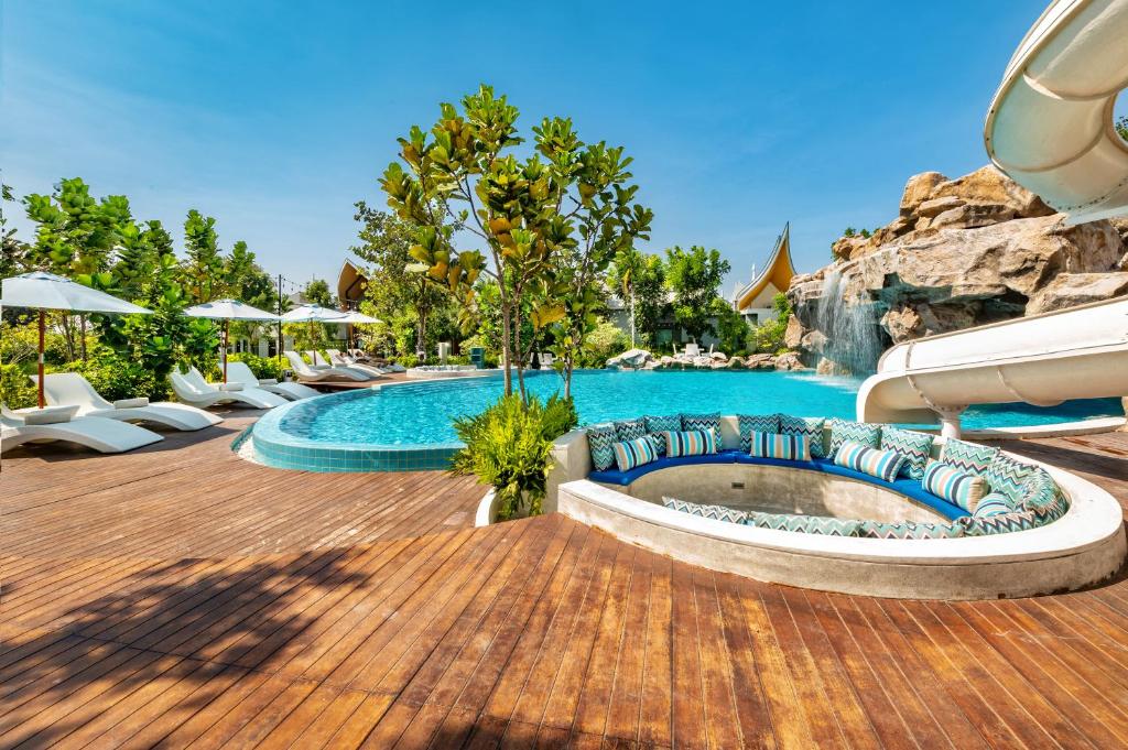 Bazén v ubytování Phukalini Luxury Pool Villa & Onsen nebo v jeho okolí