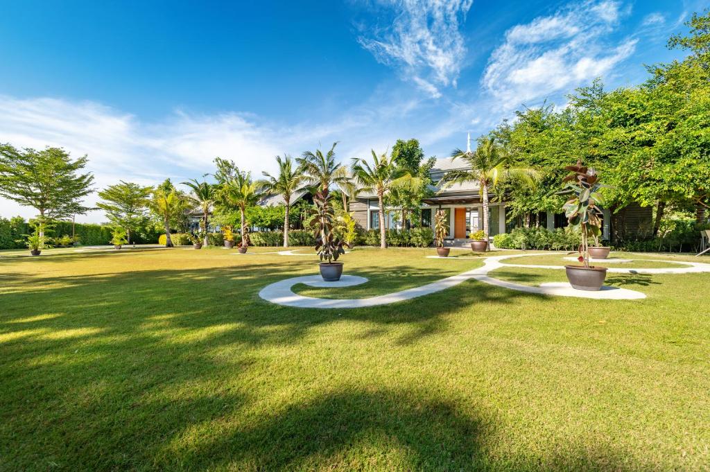 Zahrada ubytování Phukalini Luxury Pool Villa & Onsen