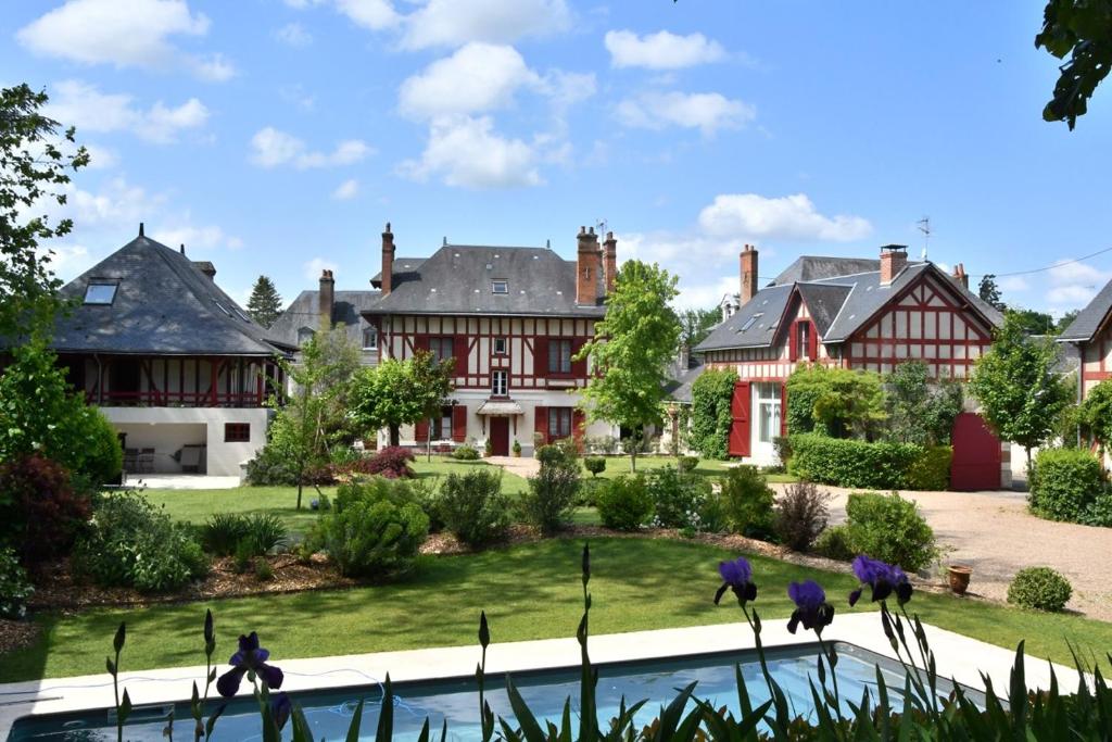 a house with a pool in front of it at Le Clos du Petit Dannezy in Cour-Cheverny