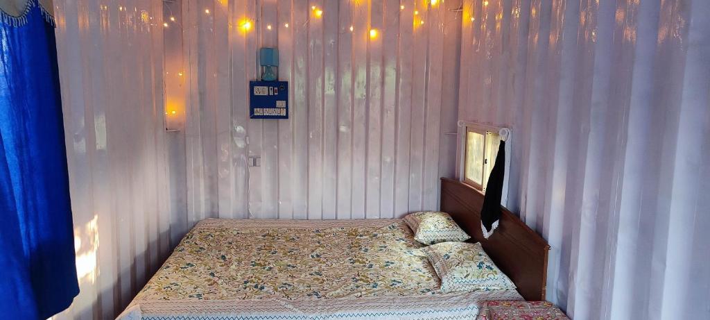 A bed or beds in a room at MYSTIC FARM STAY