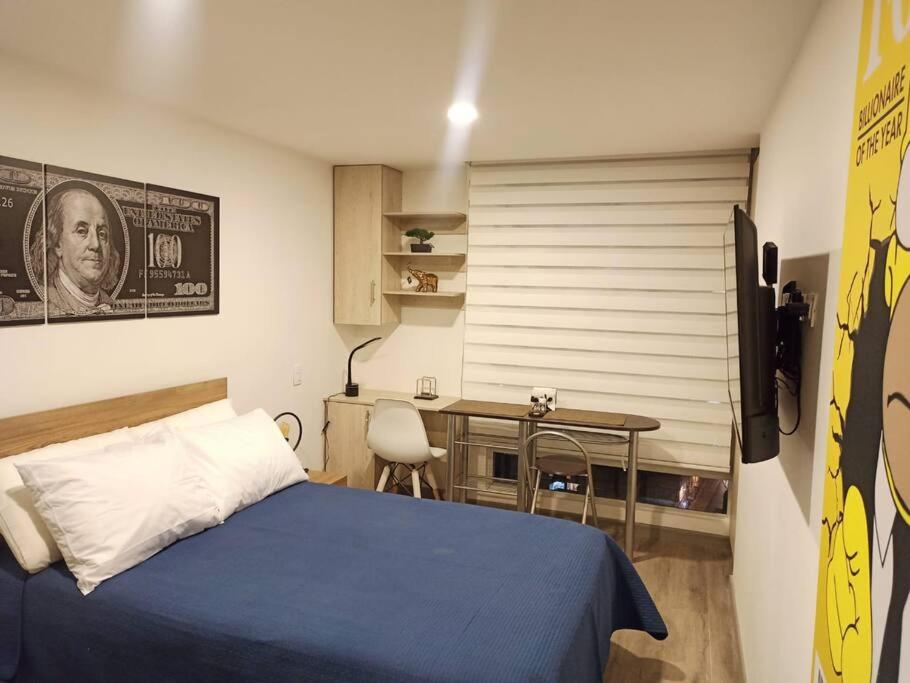 - une chambre avec un lit et un bureau dans l'établissement Torre Ventto Lofts 24/7, à Bogotá
