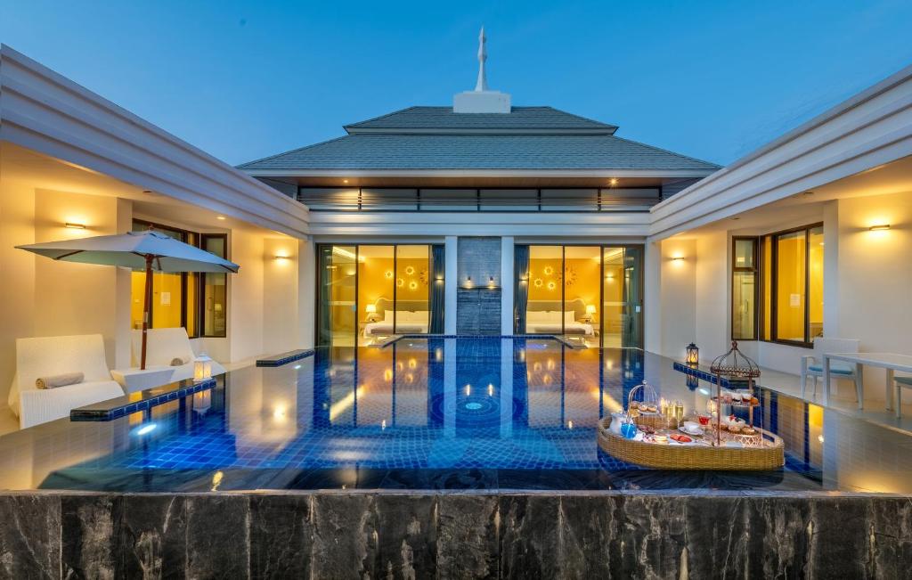 
4 Bedrooms Jacuzzi Pool Villa
