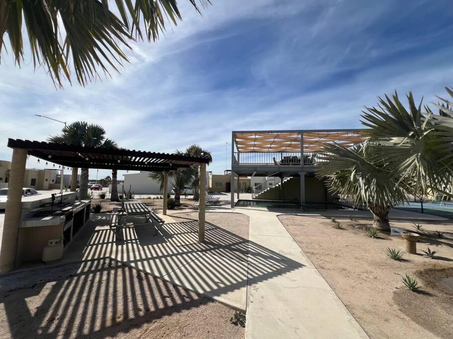 - une aire de pique-nique avec bancs et pavillon dans l'établissement Casa Portobello, à La Paz
