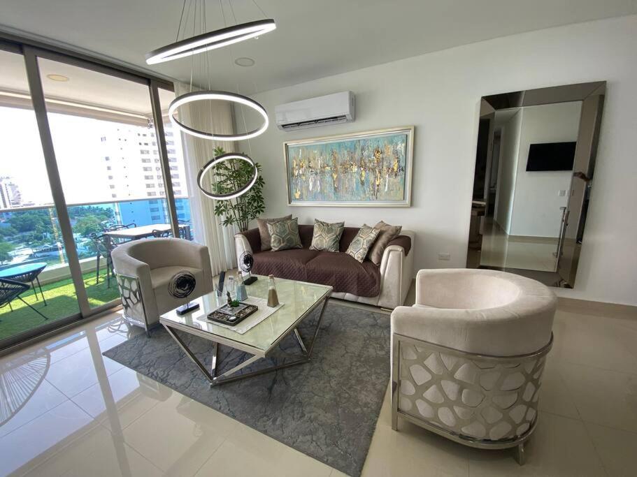 - un salon avec un canapé et une table dans l'établissement Samaria Club de Playa Exclusivo, à Gaira