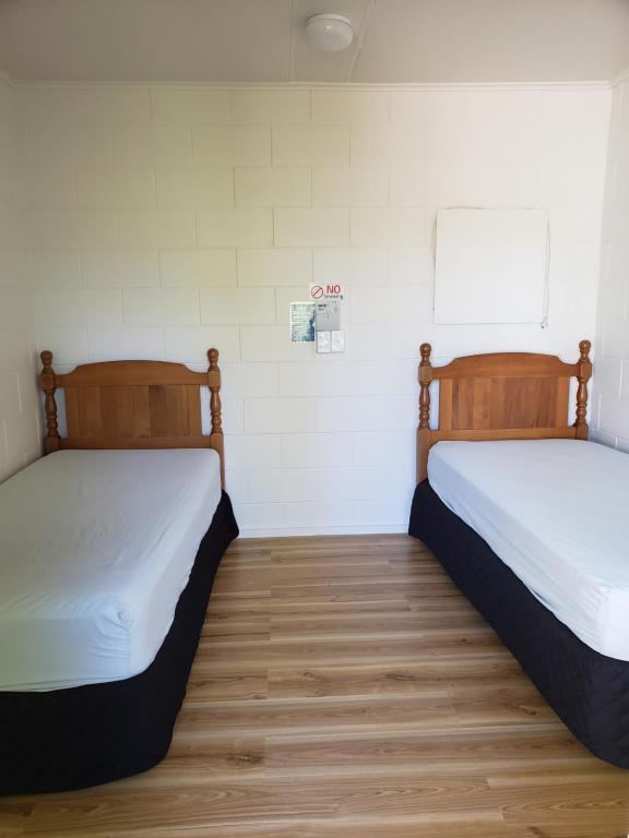 Postel nebo postele na pokoji v ubytování Tasman Motor Camp