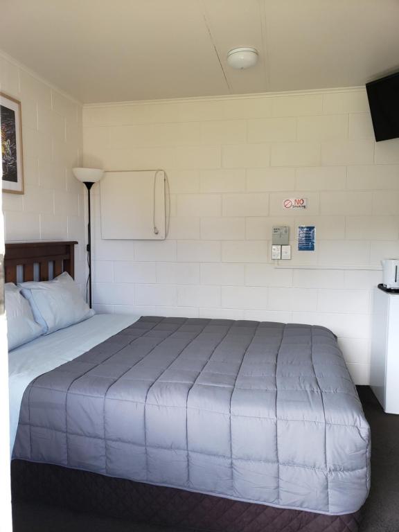 Postel nebo postele na pokoji v ubytování Tasman Motor Camp