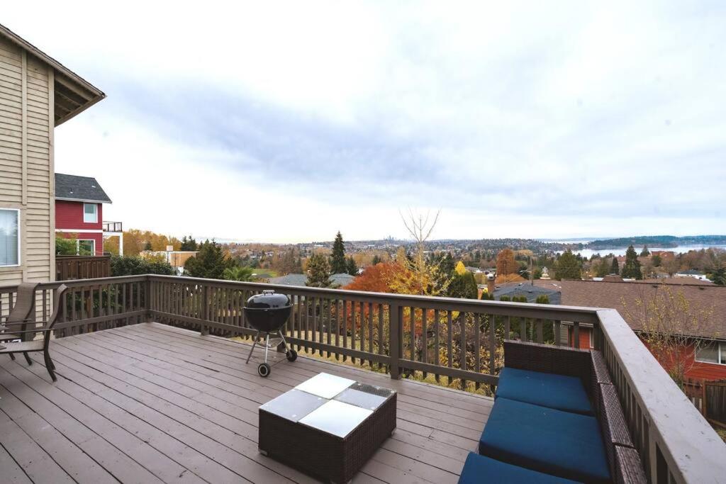 een balkon met een barbecue en een grill bij Craftsman with view of Seattle in Seattle