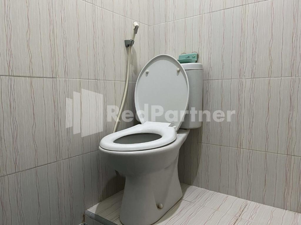 Koupelna v ubytování Hotel Dewi near GOR Merdeka Jombang Mitra RedDoorz
