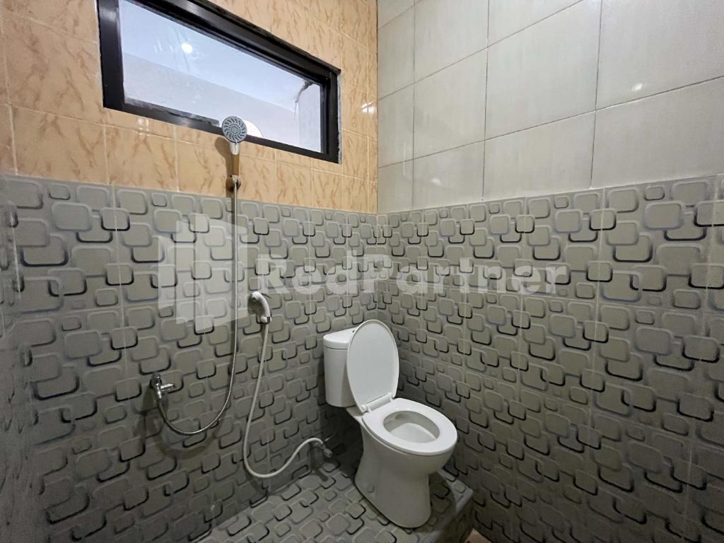 Koupelna v ubytování Hotel Dewi near GOR Merdeka Jombang Mitra RedDoorz
