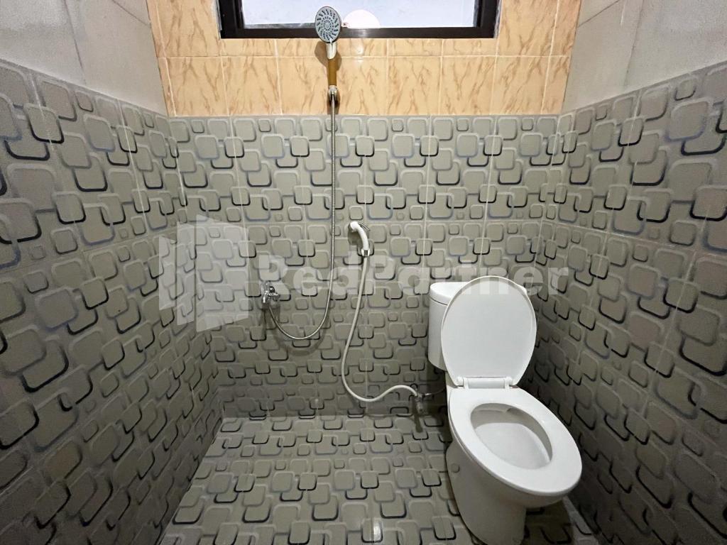 Koupelna v ubytování Hotel Dewi near GOR Merdeka Jombang Mitra RedDoorz