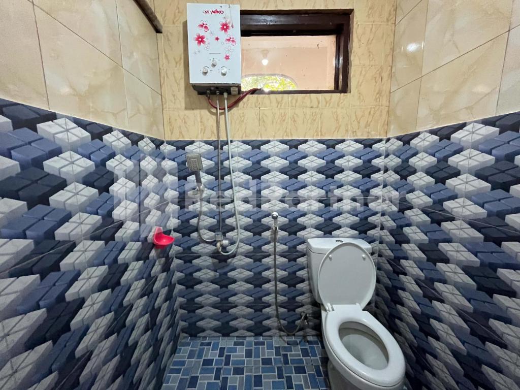 Koupelna v ubytování Hotel Dewi near GOR Merdeka Jombang Mitra RedDoorz