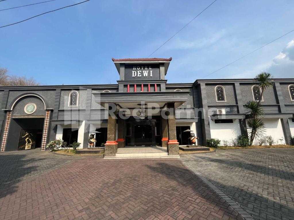 um edifício com um sinal que diz durbarbin em Hotel Dewi RedPartner near Gor Merdeka Jombang em Jombang