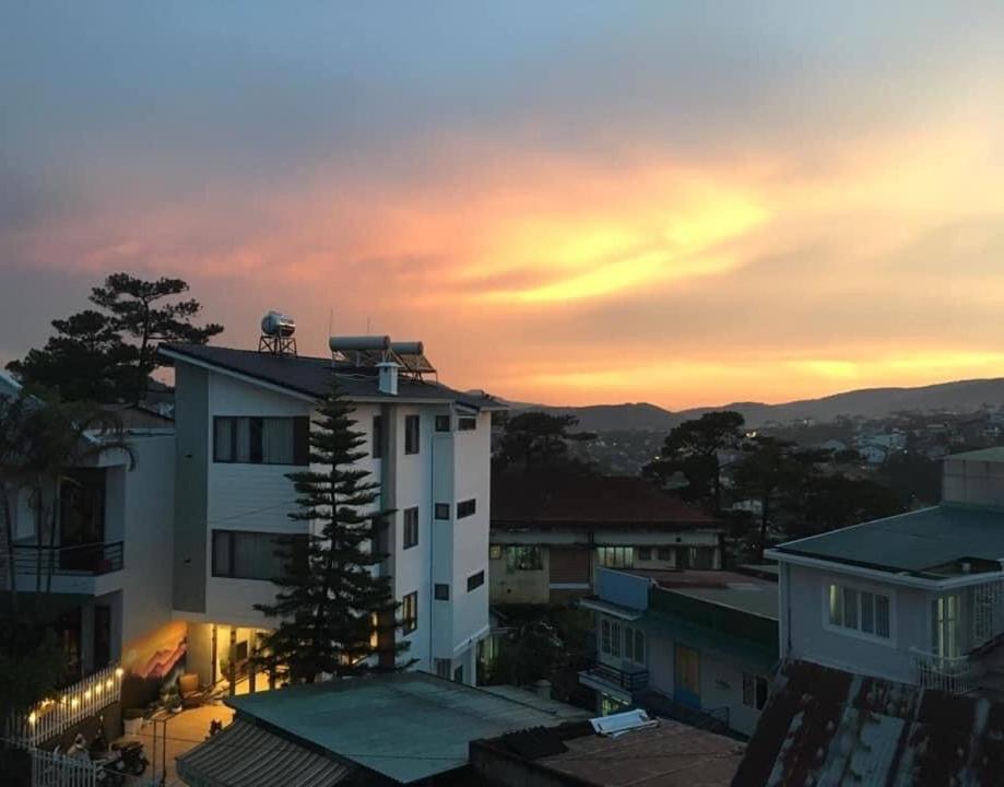 Blick auf ein Gebäude mit Sonnenuntergang im Hintergrund in der Unterkunft KIẾN'S House in Xuan An
