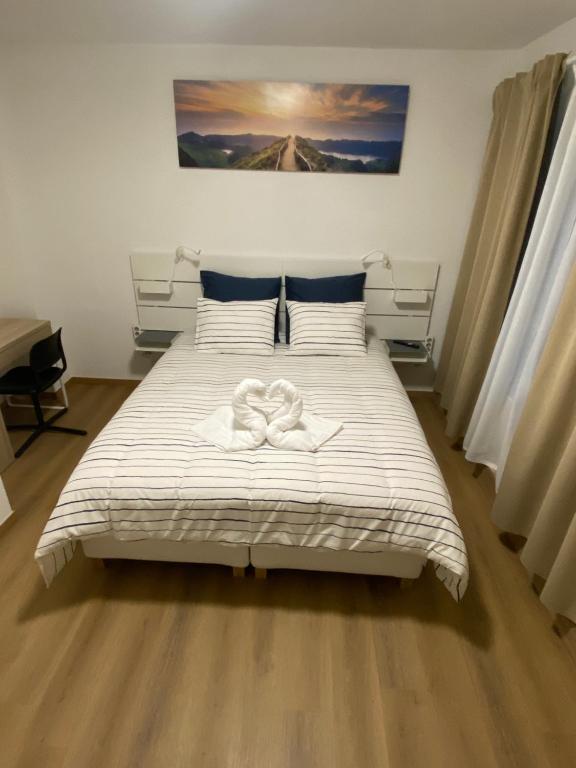 sypialnia z łóżkiem z dwoma ręcznikami w obiekcie 011-Superbe étage spacieux très calme netflix gratuit w Charleroi
