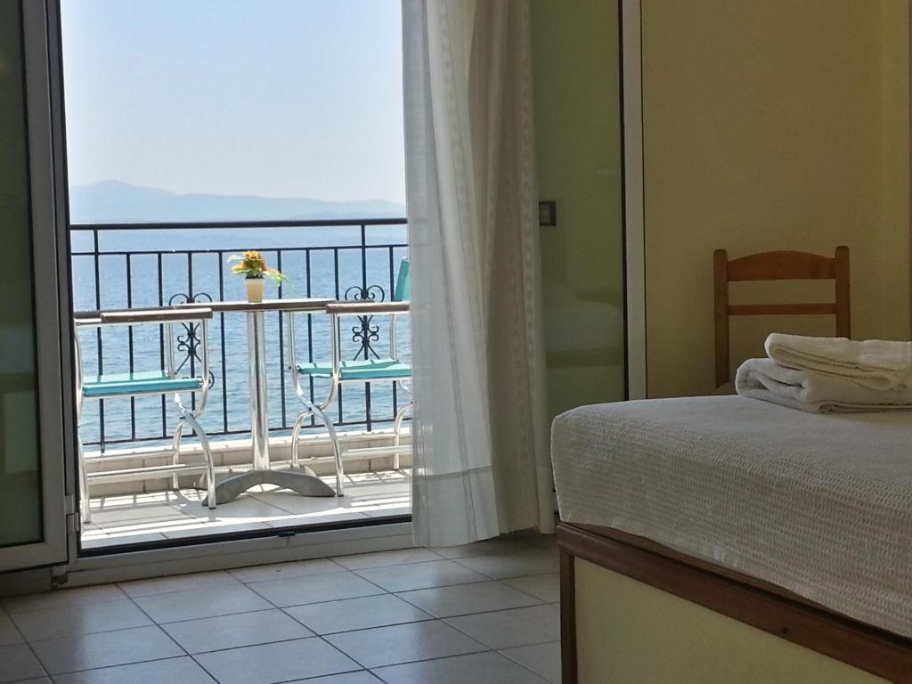 Postel nebo postele na pokoji v ubytování Artemis Hotel