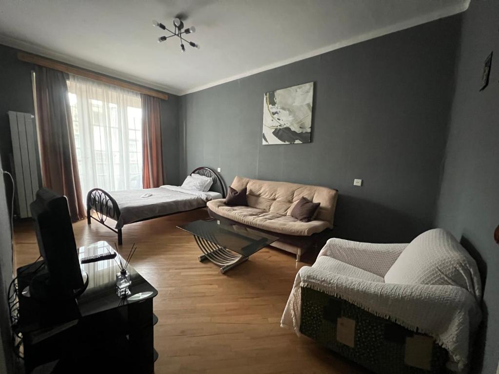 Гостиная зона в Sunny Apartment Near Vake Park