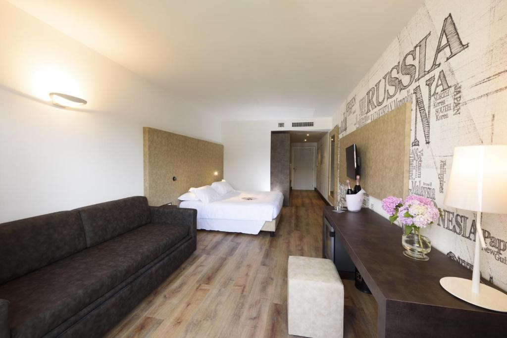 Een bed of bedden in een kamer bij Bella Hotel & Restaurant with private dock for mooring boats