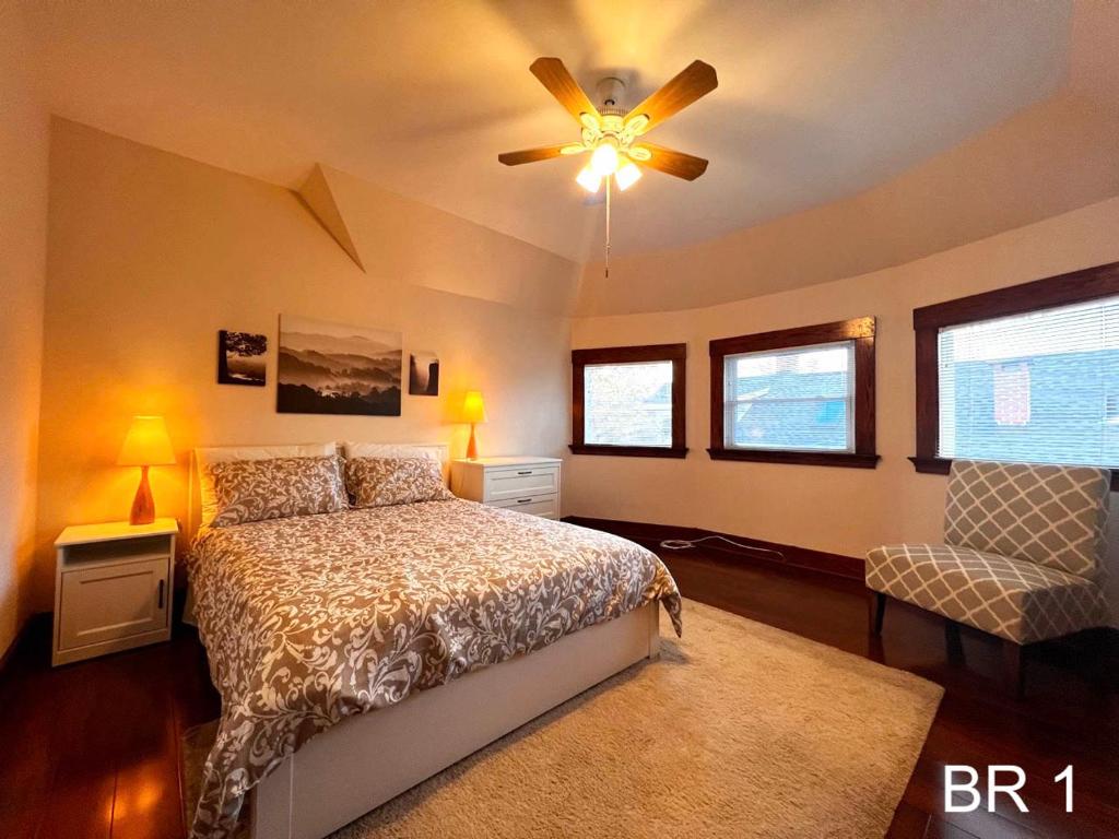 1 dormitorio con 1 cama y ventilador de techo en COSY and HOMEY with ALL, en New Haven