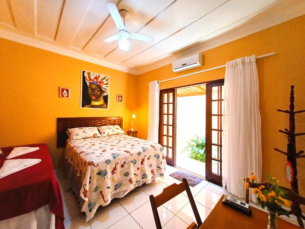 Un pat sau paturi într-o cameră la Suítes Canto do Pontal