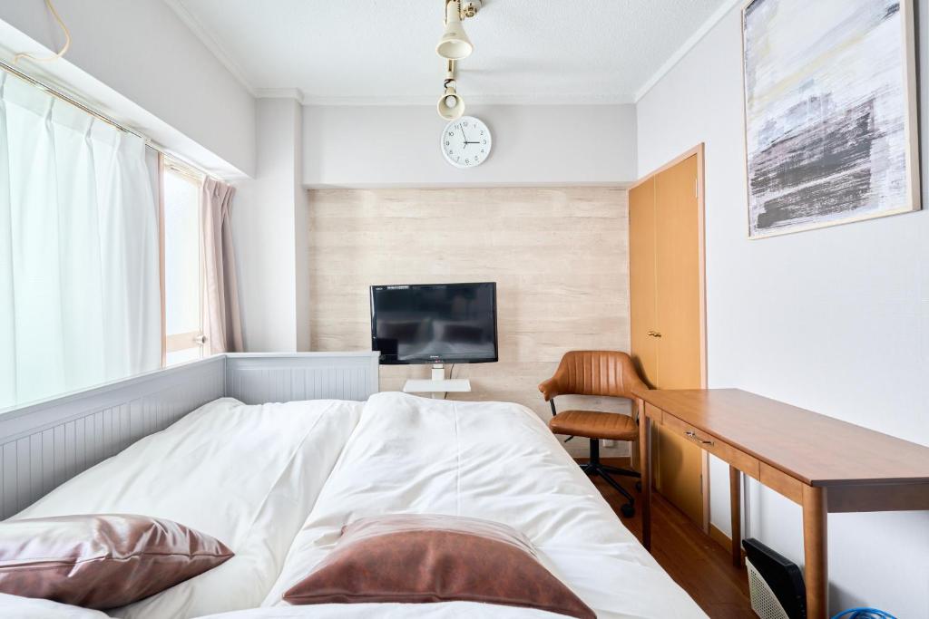 a bedroom with a bed and a desk and a tv at JR高田馬場駅早稲田大学口徒歩5分 Hostel 302 in Tokyo