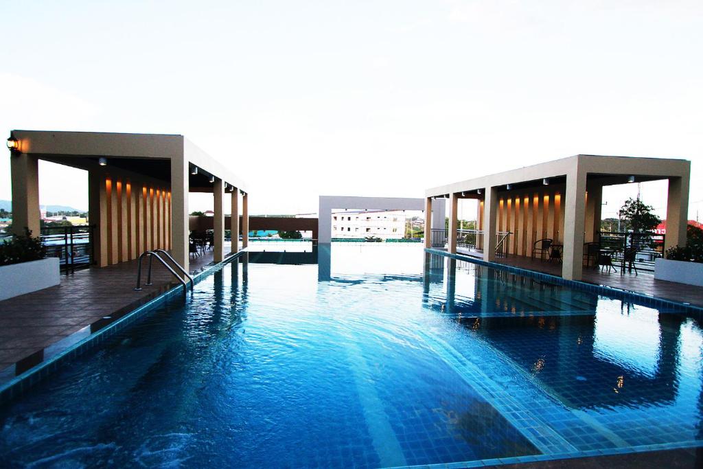 uma grande piscina no topo de um edifício em The Contrast i Hotel em Pluak Daeng