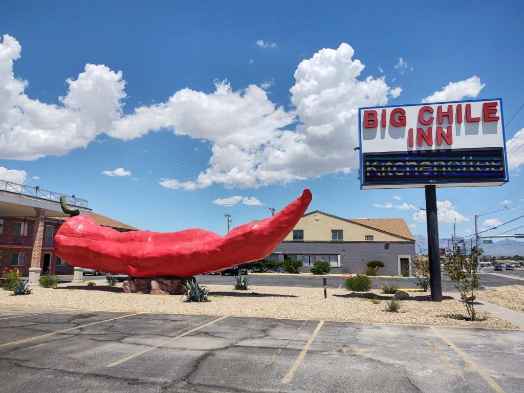 una grande balena rossa al peperoncino gonfiabile in un parcheggio di Big Chile Inn & Suites a Las Cruces