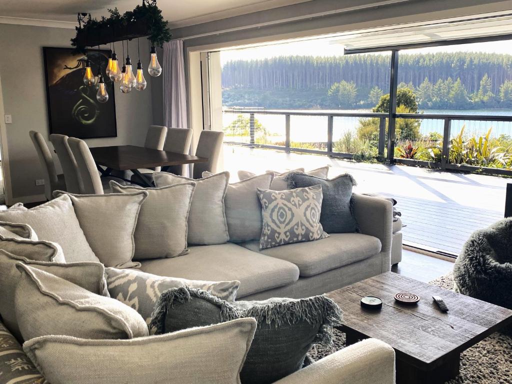 Area tempat duduk di Luxury Lake House Retreat