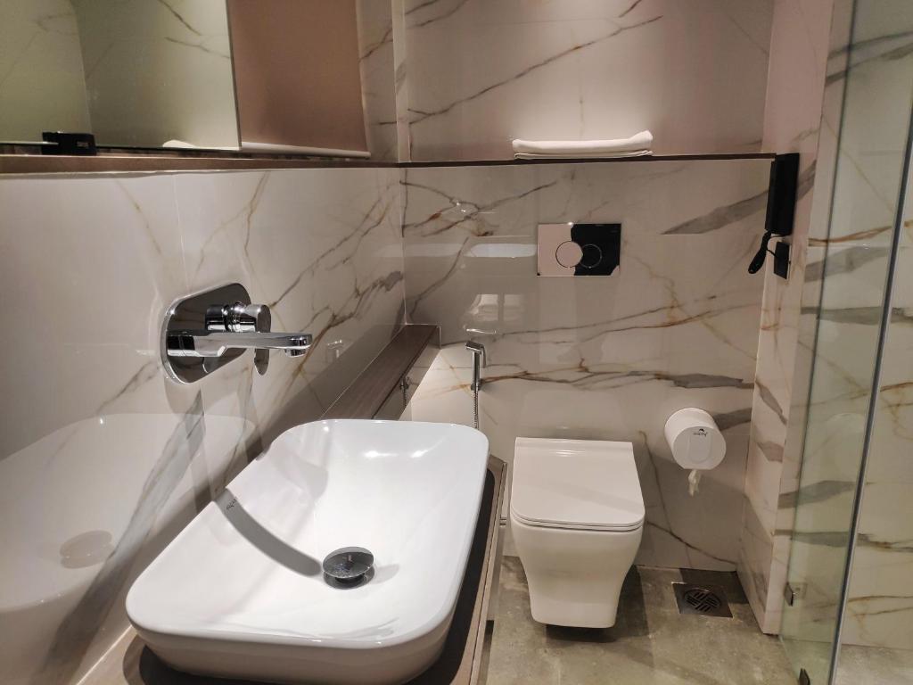Koupelna v ubytování Maxxvalue Hotel MIDC - Andheri
