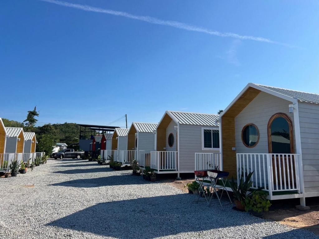 a row of mobile homes parked in a lot at Nana Resort Samae San in Sattahip