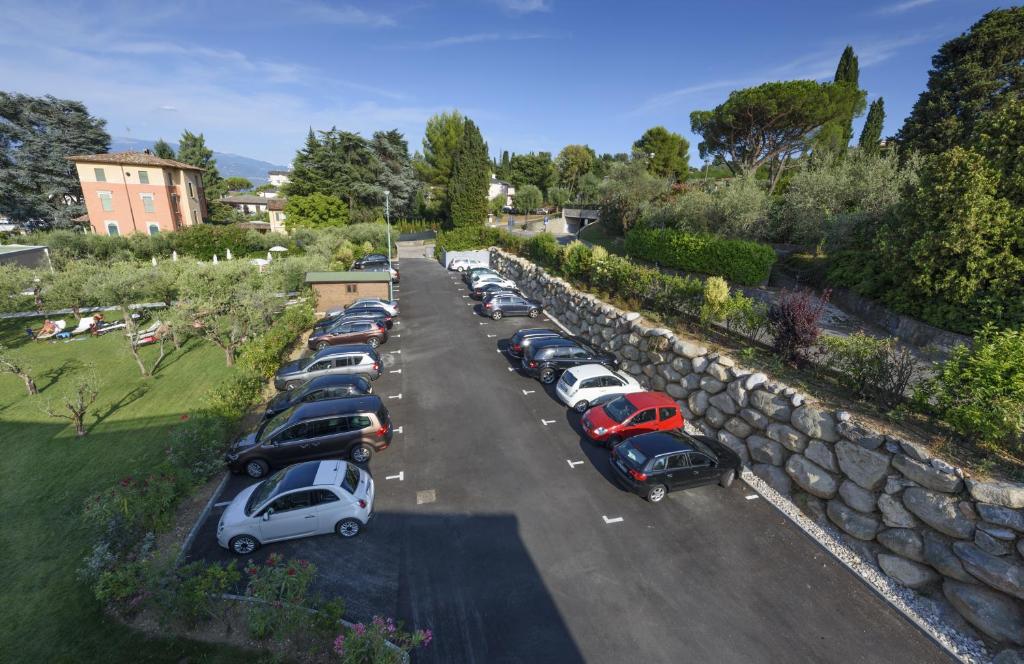 Afbeelding uit fotogalerij van Bella Hotel & Restaurant with private dock for mooring boats in San Felice del Benaco