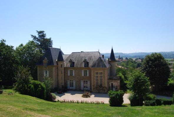 una casa grande en la cima de un campo verde en Château Fédora, en Marcilloles
