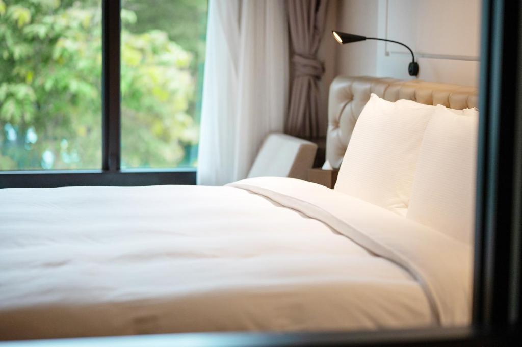 Postel nebo postele na pokoji v ubytování Hotel Mvsa+Michelin 2 Starred Molino de Urdàniz