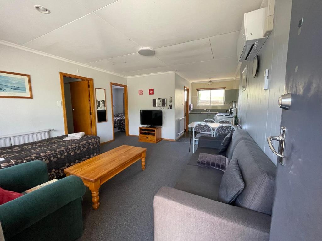 TV a/nebo společenská místnost v ubytování Alexandra Motor Lodge NZ