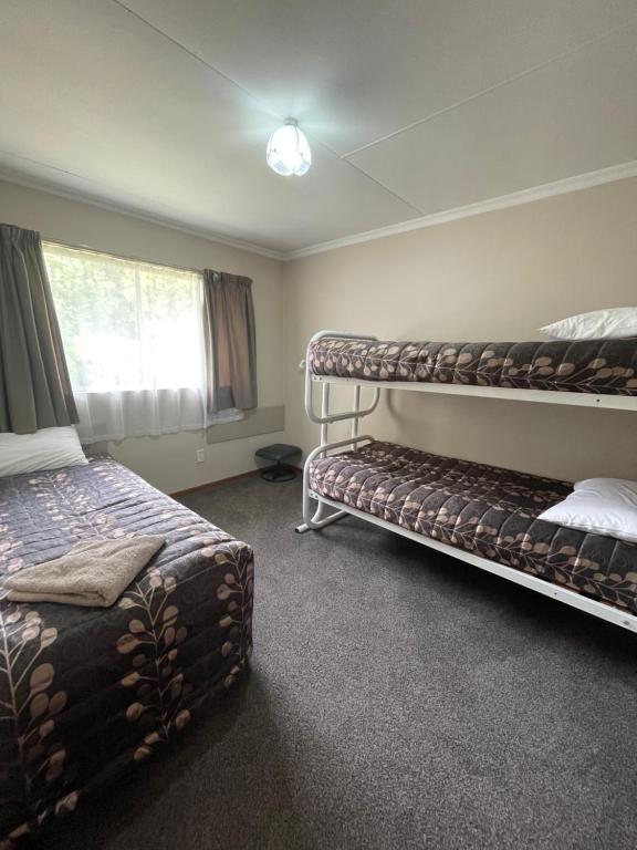 Postel nebo postele na pokoji v ubytování Alexandra Motor Lodge NZ