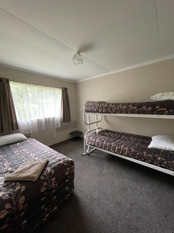 Postel nebo postele na pokoji v ubytování Alexandra Motor Lodge NZ