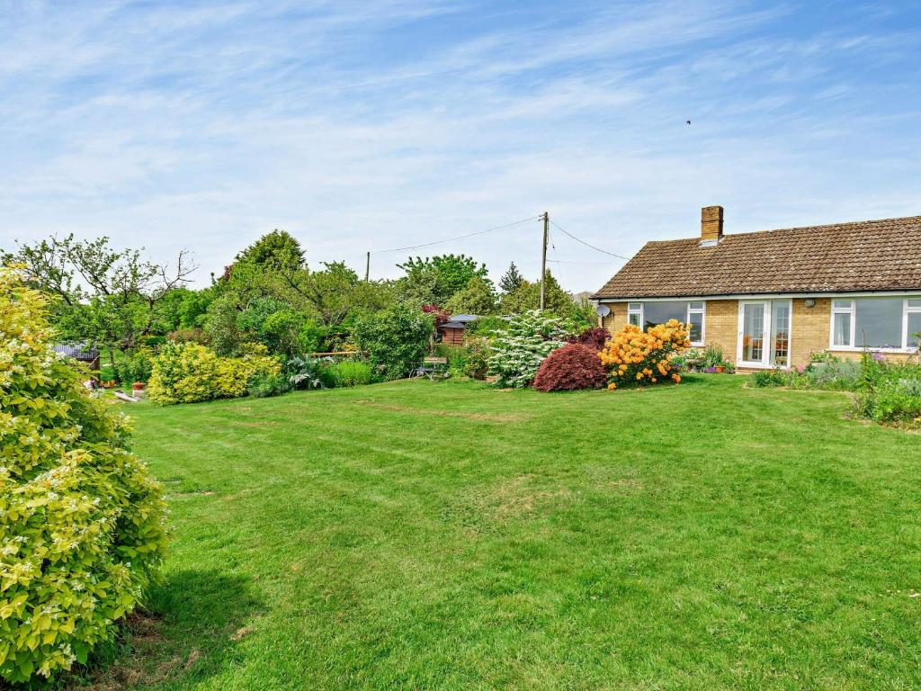een tuin van een huis met een tuin sidx sidx sidx bij 2 Bed in Tenbury Wells 91980 in Mamble