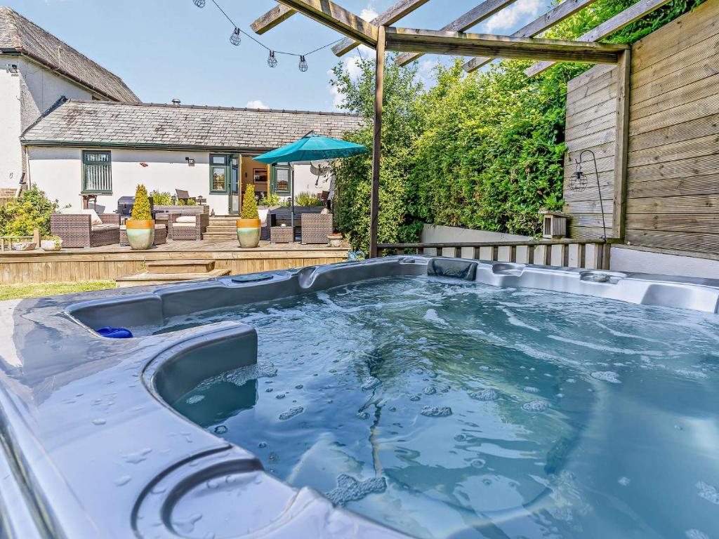 - une piscine dans l'arrière-cour d'une maison dans l'établissement 2 Bed in St Clears 92026, à St Clears