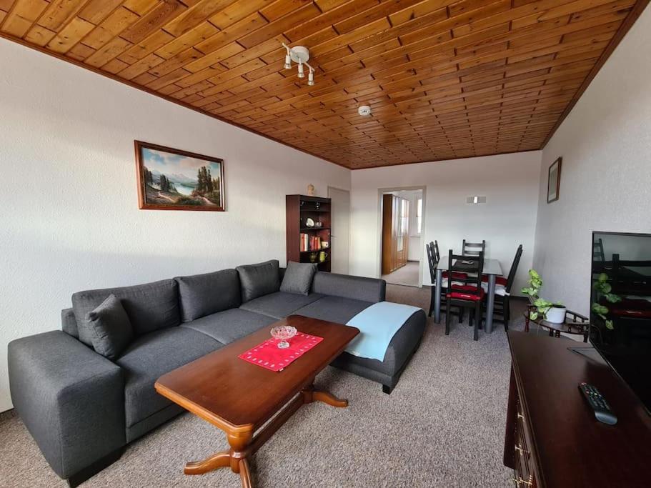 uma sala de estar com um sofá e uma mesa em Gästewohnung KL. WZL 33_7 