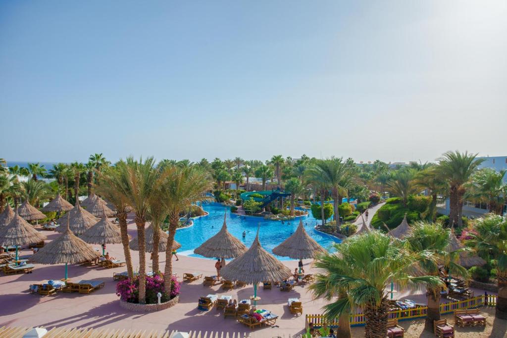 Golf Beach Resort - Ultra All Inclusive في شرم الشيخ: اطلالة جوية على المسبح في المنتجع