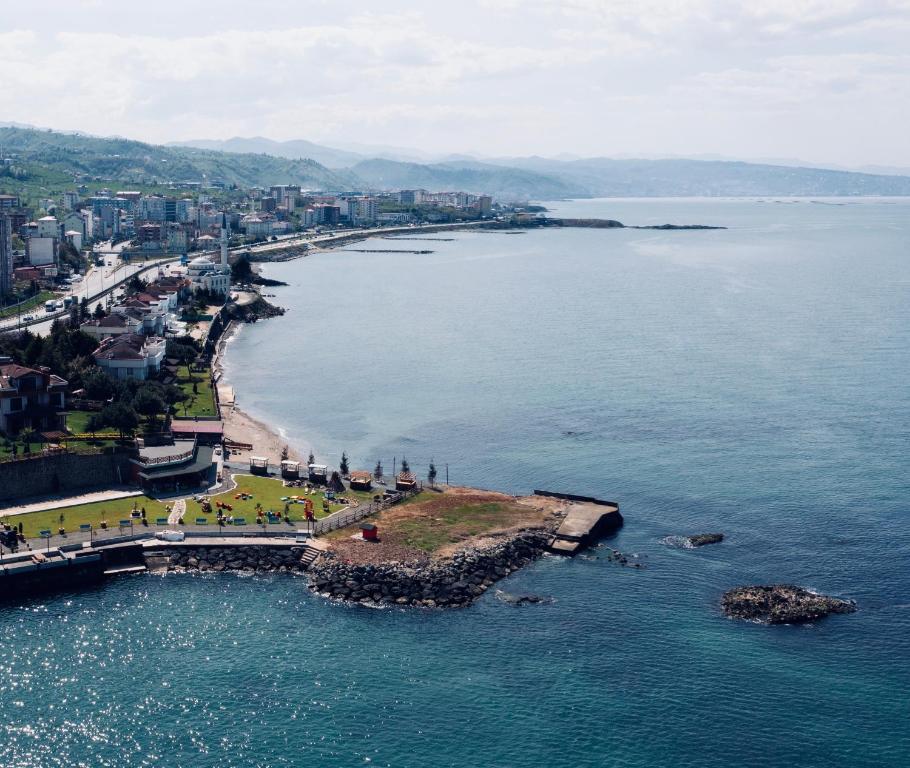 z powietrza widok na plażę w wodzie w obiekcie LİFOZ Holiday resort w mieście Trabzon