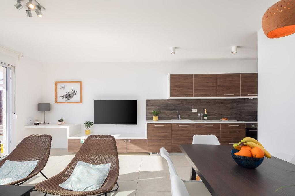 TV a/nebo společenská místnost v ubytování Villa Jolara With Heated Pool - Deluxe Suite 11